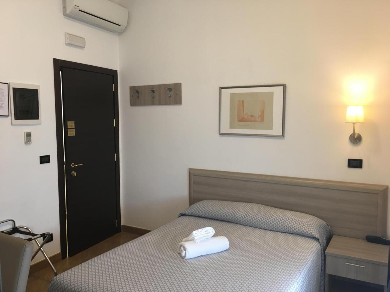 Hotel Chopin Генуя Экстерьер фото